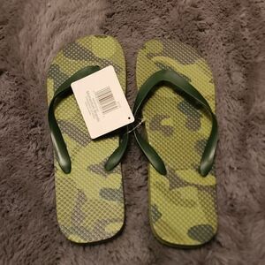 NWT Camo Green Flip Flops Men's Small 8/9